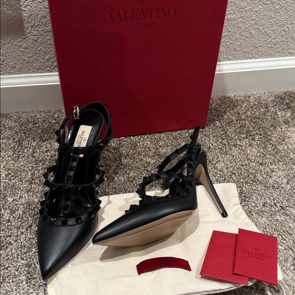 NIB Valentino Garavani Black Rockstud Leather Caged Pump Retails Size 38.5 $1190